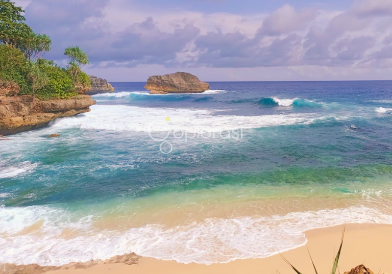 Pantai Ngliyep, Pesona Wisata Pantai dan Budaya di Malang Selatan